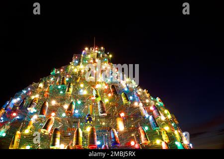 Vista notturna della cima dello Stonington Lobster Trap Christmas Tree a Stonington, Connecticut, USA Foto Stock