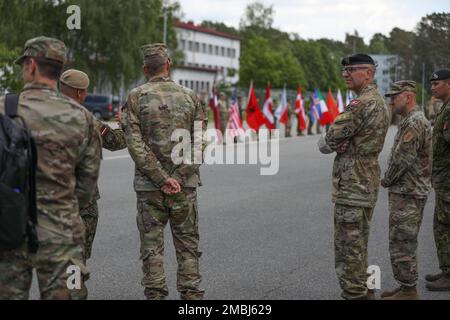 STATI UNITI Il generale dell'esercito Daniel R. Hokanson, capo dell'ufficio nazionale della guardia e delle forze terrestri lettoni, il Colonnello Sandris Gaugers, comandante della Brigata della fanteria meccanizzata lettone, riesamina il processo per la cerimonia di benvenuto al Forward Operating Site di Adazi, Lettonia, 16 giugno 2022. L'Hokanson si è recato in diverse nazioni europee per individuare le opportunità di ampliare la cooperazione e raccogliere ulteriori informazioni per la pianificazione di attività congiunte. Foto Stock