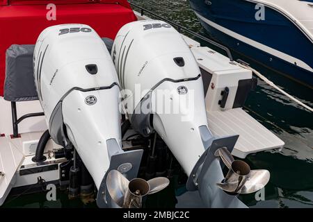 Twin Mercury verado 350 motori fuoribordo montati su un motoscafo, Church Point, Sydney, NSW, Australia Foto Stock