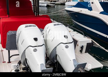 Twin Mercury verado 350 motori fuoribordo montati su un motoscafo, Church Point, Sydney, NSW, Australia Foto Stock