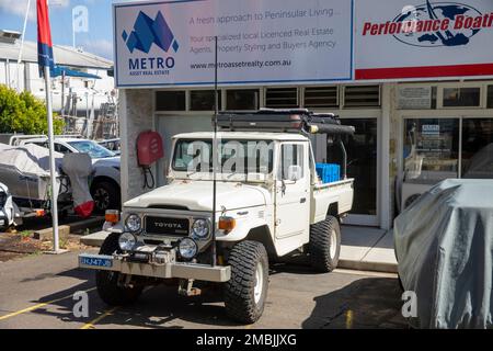 1984 Toyota LandCruiser bianco da tavolo camion veicolo parcheggiato in un porto turistico a Bayview, Sydney, NSW, Australia Foto Stock