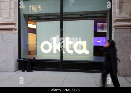 Una persona passa davanti al centro Okta Experience, 920 Broadway, a New York City Foto Stock