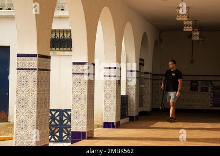 STAZIONE NAVALE ROTA, Spagna (16 giugno 2022) Master-at-Arms 1st Classe Victor Solla, simula uno sparatutto attivo durante il Command Assessment of Readiness and Training (CART) dell’installazione, 16 giugno 2022. Lo scopo del CARRELLO è valutare e convalidare la disponibilità dell'installazione attraverso le capacità di risposta e la capacità di formare il personale in vari scenari. Foto Stock