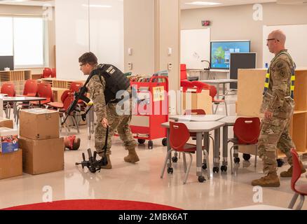 Staff Sgt. Nicholas Gardemal, un sergente di perforazione attualmente assegnato a 2nd battaglione, 60th reggimento di fanteria, disarma uno sparatutto attivo simulato dopo averlo neutralizzato il 16 giugno 2022, alla Pierce Terrace Elementary School. Gardemal è un poliziotto militare che ha partecipato ad un addestramento attivo degli sparatutto per assicurarsi che soddisfi i requisiti annuali di addestramento di applicazione della legge. Completerà presto anche il suo tempo come sergente di perforazione e si trasformerà nel distaccamento della polizia militare del 17th a Fort Jackson. Foto Stock