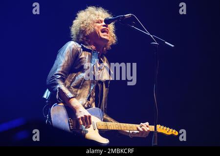 Madrid, Spagna. 20th Jan, 2023. Il cantante Ovidi Tormo del gruppo Los Zigarros suona sul palco all'Inverfest 2023 Festival al WizCenter di Madrid. Credit: SOPA Images Limited/Alamy Live News Foto Stock