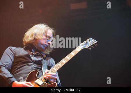 Madrid, Spagna. 20th Jan, 2023. Il chitarrista Alvaro Tormo del gruppo Los Zigarros suona sul palco all'Inverfest 2023 Festival al WizCenter di Madrid. Credit: SOPA Images Limited/Alamy Live News Foto Stock