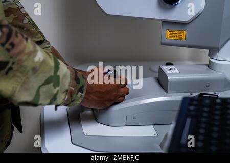 Senior Airman Denzel Wilson, 15th tecnico optometrico di Squadron di preparazione medica operativa, opera una macchina fotografica retinica presso la clinica di optometria alla base congiunta Pearl Harbor-Hickam, Hawaii, 16 giugno 2022. Gli esami oculari e le fotografie dettagliate della retina documentano e tengono traccia dei cambiamenti di salute degli occhi nel corso degli anni. Foto Stock