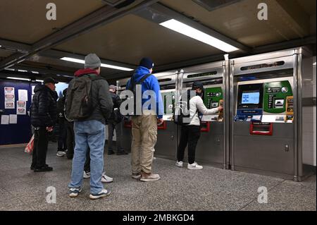 New York, Stati Uniti. 20th Jan, 2023. Pendolari visti utilizzando distributori automatici per acquistare MTA MetroCard per prendere la metropolitana di New York City, e autobus, New York, NY, gennaio 20, 2023. La Metropolitan Transportation Authority sta progettando di sostituire completamente MetroCard con la già esistente OMNY, una tecnologia senza contatto che è ricaricabile online. (Foto di Anthony Behar/Sipa USA) Credit: Sipa USA/Alamy Live News Foto Stock