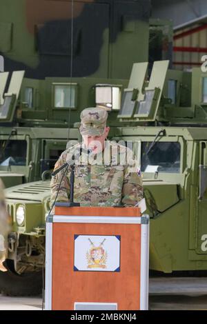 STATI UNITI Matthew Holder dà l'invocazione durante una cerimonia di Cambio di comando per il 405th° Battaglione di supporto dell'esercito-Benelux, a Zutendaal, Belgio, 16 giugno 2022. STATI UNITI Blake Smith assunse il comando dell'unità dal Colón Aaron L. Jones. Foto Stock