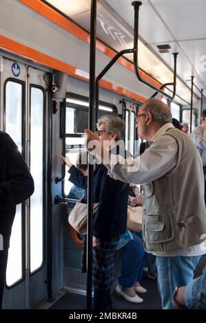 Prendere l'autobus pubblico a Roma, in Italia. Foto Stock