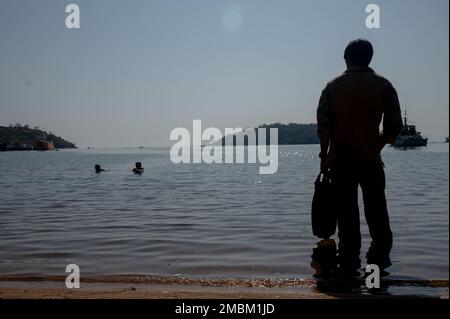 I membri della Malawia Maritime Force ottengono insegnati come fare correttamente il swimmer di scout avvicinarsi alla spiaggia da un americano Team Operational Detachment Alpha (APS) durante un Joint Combined Exchange Training (JCET) a Monkey Bay, Malawi, 16 giugno 2022. JCETS migliora le relazioni degli Stati Uniti con le nazioni partner sviluppando e mantenendo connessioni critiche da militare a militare e migliorando la disponibilità e l'interoperabilità congiunte e alleate. Foto Stock