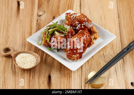 Yangnyeom Tongdak, Pollo coreano fritto dolce e piccante con Gochujang, aglio, zucchero. Foto Stock