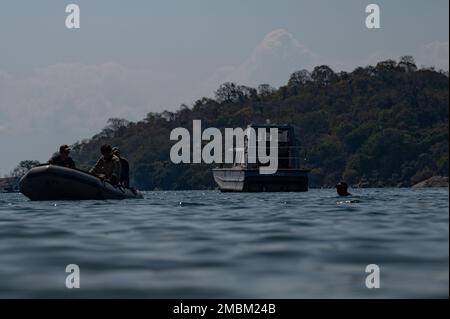 I membri della forza marittima di Malawia ottengono insegnati le tecniche di nuoto scout delle operazioni marittime da un americano Team Operational Detachment Alpha (APS) che ha durato un Joint Combined Exchange Training (JCET) a Monkey Bay, Malawi, 16 giugno 2022. JCETS migliora le relazioni degli Stati Uniti con le nazioni partner sviluppando e mantenendo connessioni critiche da militare a militare e migliorando la disponibilità e l'interoperabilità congiunte e alleate. Foto Stock