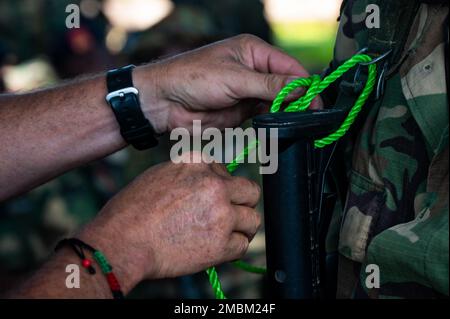 I membri della Malawia Maritime Force vengono insegnati a legare le loro armi a se stessi da un americano Team Operational Detachment Alpha (APS) mentre si svolgono operazioni marittime durante un Joint Combined Exchange Training (JCET) a Monkey Bay, Malawi, 16 giugno 2022. JCETS migliora le relazioni degli Stati Uniti con le nazioni partner sviluppando e mantenendo connessioni critiche da militare a militare e migliorando la disponibilità e l'interoperabilità congiunte e alleate. Foto Stock