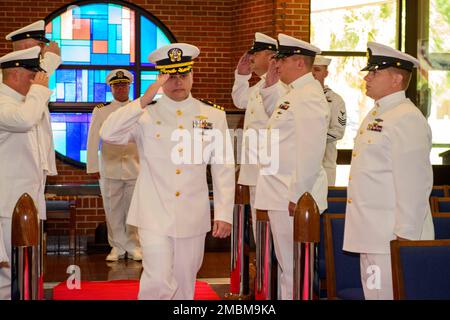 KINGS BAY, GA. (17 giugno 2022) CMdR. Samuel Scovill, comandante in arrivo Submarine Readiness Squadron 36, saluta i ragazzi laterali durante una cerimonia di cambio di comando tenuta nella cappella a bordo della base del sottomarino navale Kings Bay, Georgia. La pala riduce il CMdR. Ron Allen come comandante dello squadrone. STATI UNITI Foto Navy di Ashley Berumen, Chief Mass Communication Specialist (rilasciata) Foto Stock