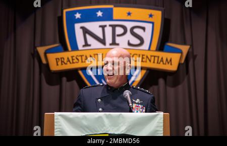 220617-N-OX360-0204 MONTEREY, CALIFORNIA (17 giugno 2022) - Stati Uniti “Jay” Raymond, capo delle operazioni spaziali, consegna il discorso di inizio durante il corso di laurea della Naval Postgraduate School (NPS), Primavera trimestre, giugno 17. La cerimonia di laurea di persona presso il King Hall Auditorium ha premiato 343 laureati, di cui 18 studenti internazionali provenienti da 11 nazioni. Foto Stock