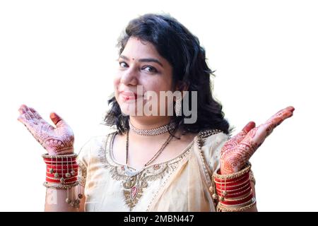 Bella donna vestita come tradizione indiana con hennè mehndi design su entrambe le mani per celebrare il grande festival di Karwa Chahuth con bianco semplice b Foto Stock