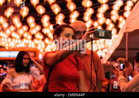 Bangkok, Thailandia. 20th Jan, 2023. I turisti hanno visto prendere un selfie sulla strada di Yaowarat. 2023° Celebrazione di Capodanno lunare a Chinatown di Bangkok (Yaowarat Road) dopo 2 anni di restrizioni COVID. Credit: SOPA Images Limited/Alamy Live News Foto Stock