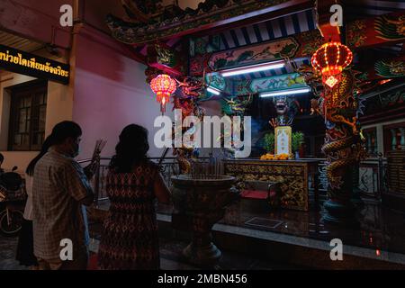 Bangkok, Thailandia. 20th Jan, 2023. Si vede pregare nel santuario della Fondazione Thian Fah. 2023° Celebrazione di Capodanno lunare a Chinatown di Bangkok (Yaowarat Road) dopo 2 anni di restrizioni COVID. Credit: SOPA Images Limited/Alamy Live News Foto Stock