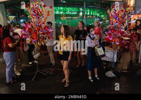 Bangkok, Thailandia. 20th Jan, 2023. Decorazioni sono in vendita intorno a Yaowarat strada. 2023° Celebrazione di Capodanno lunare a Chinatown di Bangkok (Yaowarat Road) dopo 2 anni di restrizioni COVID. Credit: SOPA Images Limited/Alamy Live News Foto Stock