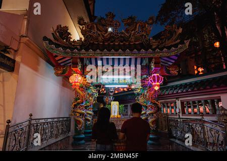 Bangkok, Thailandia. 20th Jan, 2023. Si vede pregare nel santuario della Fondazione Thian Fah. 2023° Celebrazione di Capodanno lunare a Chinatown di Bangkok (Yaowarat Road) dopo 2 anni di restrizioni COVID. Credit: SOPA Images Limited/Alamy Live News Foto Stock