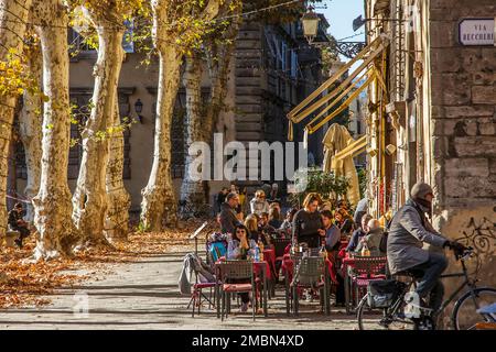 Caffè cultura in un pomeriggio autunnale in Piazza Napoleone, Lucca, Toscana, Italia. Foto Stock