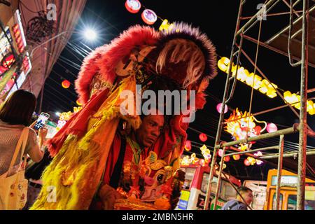 Bangkok, Thailandia. 20th Jan, 2023. Lion dance performer visto sulla strada Yaowarat. 2023° Celebrazione di Capodanno lunare a Chinatown di Bangkok (Yaowarat Road) dopo 2 anni di restrizioni COVID. (Foto di Varuth Pongsapipatt/SOPA Images/Sipa USA) Credit: Sipa USA/Alamy Live News Foto Stock