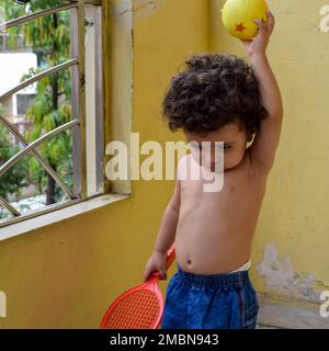 Shivaay Sapra piccolo carino in balconata di casa durante l'estate, fotoshoot piccolo dolce del ragazzo durante la luce di giorno, bambino godendo in casa durante il pho Foto Stock