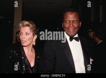 Sidney Poitier e Joanna Shimkus all'American Film Institute onorano Gregory Peck all'hotel Beverly Hilton di Beverly Hills, CA 09 marzo 1989 credito: Ralph Dominguez/MediaPunch Foto Stock