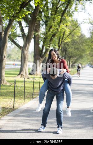 Una giovane coppia nigeriana visita il National Mall di Washington, D.C. per celebrare il loro impegno. Foto Stock