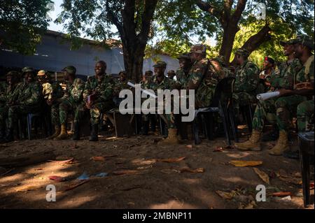 I membri della Malawia Maritime Force ottengono insegnati la navigazione marittima dagli Stati Uniti Team Operational Detachment Alpha (APS) durante un Joint Combined Exchange Training (JCET) a Monkey Bay, Malawi, 17 giugno 2022. JCETS migliora le relazioni degli Stati Uniti con le nazioni partner sviluppando e mantenendo connessioni critiche da militare a militare e migliorando la disponibilità e l'interoperabilità congiunte e alleate. Foto Stock