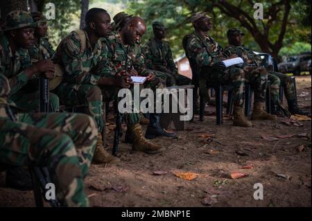 I membri della Malawia Maritime Force ottengono insegnati la navigazione marittima dagli Stati Uniti Team Operational Detachment Alpha (APS) durante un Joint Combined Exchange Training (JCET) a Monkey Bay, Malawi, 17 giugno 2022. JCETS migliora le relazioni degli Stati Uniti con le nazioni partner sviluppando e mantenendo connessioni critiche da militare a militare e migliorando la disponibilità e l'interoperabilità congiunte e alleate. Foto Stock