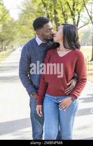 Una giovane coppia nigeriana visita il National Mall di Washington, D.C. per celebrare il loro impegno. Foto Stock