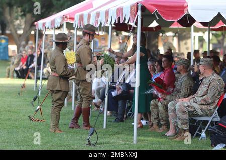 Il capitano John Trainor riceve un secchio di carote e birra per i cavalli e i soldati della sezione di artiglieria da Lisa Blackmon, coniuge del col. Daniel Blackmon, comandante uscente della Brigata di artiglieria del 434th, Come SPC. Jonathan Marshall tiene i fiori da presentare al coniuge del comandante entrante. Il cambio di comando della FAB del 434th è stato il 17 giugno 2022, sul quadrante Old Post di Fort Sill. Foto Stock