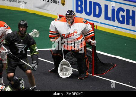 20 gennaio 2023: Il portiere di Buffalo Bandits Matt Vinc (48) si prepara a risparmiare nel terzo trimestre contro i Rochester Knighthawks. I Rochester Knighthawks hanno ospitato i Buffalo Bandits in una partita della National Lacrosse League alla Blue Cross Arena di Rochester, New York. (Jonathan Tenca/CSM) credito: CAL Sport Media/Alamy Live News Foto Stock