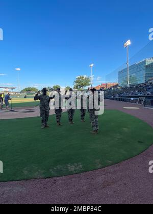 Cinque soldati di Fort Jackson si arruolano durante la partita di baseball dei Columbia Firefly del giugno 18. Il col. Kent G. Solheim, 165th° comandante del reggimento di fanteria, presiedeva il giuramento d'ascolto. Foto Stock