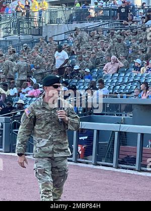 Il col. Kent G. Solheim, 165th comandante del reggimento di fanteria, parla a più di 500 partecipanti alla partita di baseball dei Columbia Firefly del 18 giugno. Solheim ha presentato i partecipanti ai tirocinanti di 3rd battaglione, 13th reggimento fanteria, che hanno partecipato al gioco per mostrare il loro sostegno a cinque soldati che si sono nuovamente arruolati durante le attività pre-partita. I tirocinanti sono stati trattati a hot dog e soda durante la partita. Foto Stock