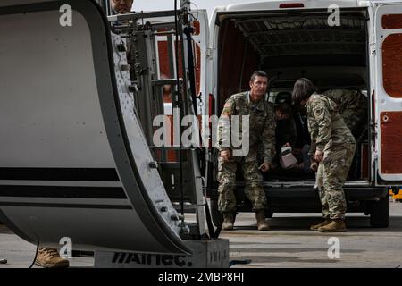 Più membri dell'esercito statunitense lavorano insieme per trasportare una barella che tiene un membro del servizio ferito a un jet francese per l'evacuazione durante l'esercizio African Lion 22 presso la sede centrale della zona meridionale ad Agadir, Marocco, 18 giugno 2022. African Lion 2022 è statunitense Il più grande, primo, congiunto, esercizio annuale dell’Africa Command, ospitato da Marocco, Ghana, Senegal e Tunisia, dal 6 al 30 giugno. Più di 7.500 partecipanti provenienti da 28 nazioni e dalla NATO si allenano insieme con l'attenzione a migliorare la preparazione per le forze nazionali degli Stati Uniti e dei partner. AL22 è un'attività congiunta di tutti i domini, multicomponente e multinazionale, Foto Stock