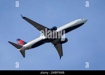 Un Delta Airlines 737-900ER decoltra all'aeroporto internazionale di Seattle-Tacoma a SeaTac, Washington, martedì 10 gennaio 2023. Foto Stock