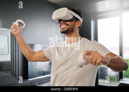 Occhiali uomo, futuristici o per realtà virtuale per giochi online, dashboard digitali dell'interfaccia utente o giochi. Realtà virtuale, tecnologia o esperienza video per divertimento, relax o. Foto Stock