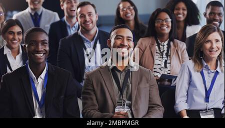 Riunirsi per saperne di più sul successo. un gruppo di uomini d'affari che partecipano a una conferenza. Foto Stock