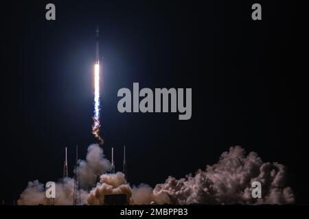 Un razzo Falcon 9 che trasporta Globalstar FM15 in orbita bassa da SLC-40 alla Cape Canaveral Space Force Station, Fla., 19 giugno 2022. Questo è stato il nono lancio per il booster con Globalstar FM15, che in precedenza supportava i lanci di Crew-1, Crew-2 e Transporter-4. Foto Stock