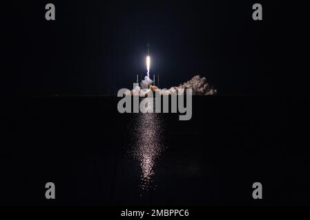 Un razzo Falcon 9 che trasporta Globalstar FM15 in orbita bassa da SLC-40 alla Cape Canaveral Space Force Station, Fla., 19 giugno 2022. Questo è stato il nono lancio per il booster con Globalstar FM15, che in precedenza supportava i lanci di Crew-1, Crew-2 e Transporter-4. Foto Stock