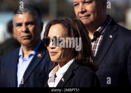 Il Vice Presidente degli Stati Uniti Kamala Harris fa commenti mentre fa un tour dei terreni di diffusione di Tujunga a Sun Valley, California, il 20 gennaio 2023. I terreni di diffusione ricaricano le acque sotterranee di Los Angeles Countys. Credit: Ted Soqui/Pool via CNP Credit: dpa picture Alliance/Alamy Live News Foto Stock