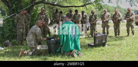 STATI UNITI Capo dell'esercito Garth Olsen il 1st° battaglione, 69th° reggimento della fanteria, cappellano svolge un servizio religioso durante l'addestramento di pre-mobilitazione a Fort Drum. 19 giugno. I soldati del 1st° battaglione, 69th° reggimento di fanteria, stanno attualmente conducendo un addestramento di pre-mobilitazione per una missione all'estero nel Corno d'Africa. Foto Stock