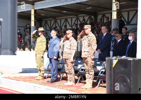 Le cerimonie di chiusura hanno avuto inizio oggi presso la Five Hills Training Area di Tavantolgoi, Mongolia, segnando la fine ufficiale dell'esercizio di Khaan quest 2022. Nel 2019 hanno partecipato più di 30 paesi. Da allora l'esercizio non è stato condotto a causa della pandemia COVID-19. Quest'anno Khaan quest è risorto dalle ceneri della pandemia ed è più forte che mai. Quindici paesi hanno partecipato a Khaan quest 2022 con un maggior numero di partecipanti che dovrebbero partecipare all’esercizio dell’anno prossimo. Gen. Chris Smith, vice comandante generale della strategia e dei piani per gli Stati Uniti L'esercito Pacifico, ha espresso l'i Foto Stock