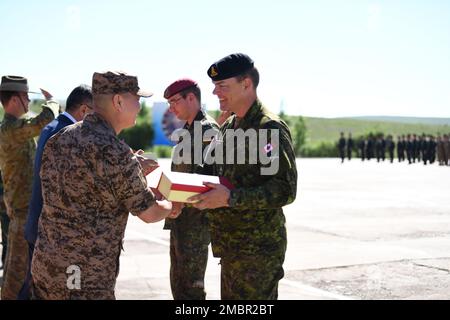 Le cerimonie di chiusura hanno avuto inizio oggi presso la Five Hills Training Area di Tavantolgoi, Mongolia, segnando la fine ufficiale dell'esercizio di Khaan quest 2022. Nel 2019 hanno partecipato più di 30 paesi. Da allora l'esercizio non è stato condotto a causa della pandemia COVID-19. Quest'anno Khaan quest è risorto dalle ceneri della pandemia ed è più forte che mai. Quindici paesi hanno partecipato a Khaan quest 2022 con un maggior numero di partecipanti che dovrebbero partecipare all’esercizio dell’anno prossimo. Gen. Chris Smith, vice comandante generale della strategia e dei piani per gli Stati Uniti L'esercito Pacifico, ha espresso l'i Foto Stock