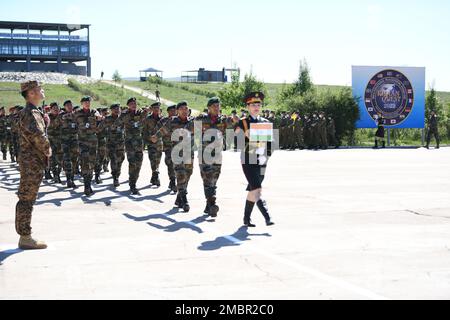 Le cerimonie di chiusura hanno avuto inizio oggi presso la Five Hills Training Area di Tavantolgoi, Mongolia, segnando la fine ufficiale dell'esercizio di Khaan quest 2022. Nel 2019 hanno partecipato più di 30 paesi. Da allora l'esercizio non è stato condotto a causa della pandemia COVID-19. Quest'anno Khaan quest è risorto dalle ceneri della pandemia ed è più forte che mai. Quindici paesi hanno partecipato a Khaan quest 2022 con un maggior numero di partecipanti che dovrebbero partecipare all’esercizio dell’anno prossimo. Gen. Chris Smith, vice comandante generale della strategia e dei piani per gli Stati Uniti Esercito Pacifico, espresso t Foto Stock