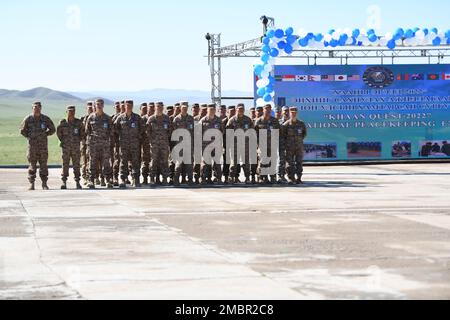 Le cerimonie di chiusura hanno avuto inizio oggi presso la Five Hills Training Area di Tavantolgoi, Mongolia, segnando la fine ufficiale dell'esercizio di Khaan quest 2022. Nel 2019 hanno partecipato più di 30 paesi. Da allora l'esercizio non è stato condotto a causa della pandemia COVID-19. Quest'anno Khaan quest è risorto dalle ceneri della pandemia ed è più forte che mai. Quindici paesi hanno partecipato a Khaan quest 2022 con un maggior numero di partecipanti che dovrebbero partecipare all’esercizio dell’anno prossimo. Gen. Chris Smith, vice comandante generale della strategia e dei piani per gli Stati Uniti L'esercito Pacifico, ha espresso l'i Foto Stock