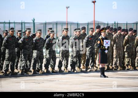 Le cerimonie di chiusura hanno avuto inizio oggi presso la Five Hills Training Area di Tavantolgoi, Mongolia, segnando la fine ufficiale dell'esercizio di Khaan quest 2022. Nel 2019 hanno partecipato più di 30 paesi. Da allora l'esercizio non è stato condotto a causa della pandemia COVID-19. Quest'anno Khaan quest è risorto dalle ceneri della pandemia ed è più forte che mai. Quindici paesi hanno partecipato a Khaan quest 2022 con un maggior numero di partecipanti che dovrebbero partecipare all’esercizio dell’anno prossimo. Gen. Chris Smith, vice comandante generale della strategia e dei piani per gli Stati Uniti L'esercito Pacifico, ha espresso l'i Foto Stock